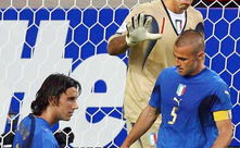 足球搞笑瞬间球员撞柱乌龙球视频