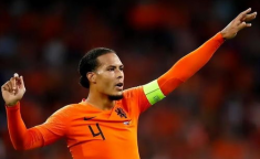 欧冠小组赛最佳阵容门将库尔图瓦后卫范戴克入选